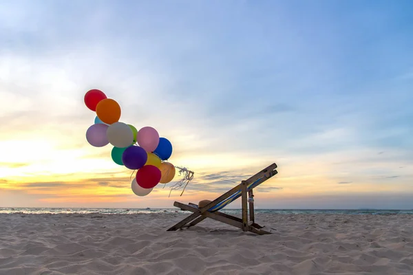Globos Multicolores Con Cama Lona Para Relajarse Atardecer Playa Tropical — Foto de Stock