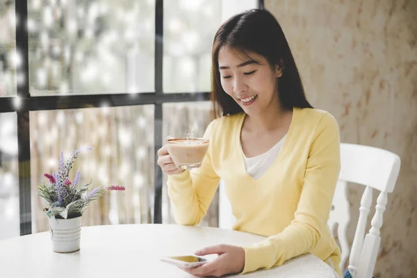 窓辺に座って 部屋の窓に紅茶を飲む若いアジアの女性の笑みを浮かべてください 冬の日のおはようございます ライフ スタイルのコンセプト — ストック写真