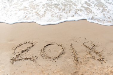 Mutlu yeni yıl için bir plaj kum üzerinde yazılı 2018. Seyahat kavramı