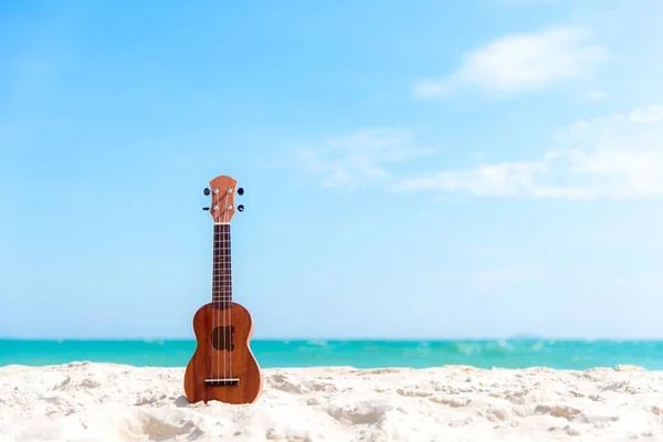 Yaz günü için gitar ukulele ile güzel bir plaj ve mavi gökyüzü arka plan, kopya alanı üzerinde sakin ol. Seyahat ve yaz Concep