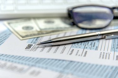 Bize form 1040 kalem ve hesap makinesi ile vergi. Form hukuk belge beyaz matematik vergi. Vergi ve iş kavramı