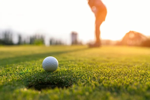ゴルファー アジア女性日グリーン ゴルフのパッティング ゴルフ ボールは夜の時間を設定 フォーカスを選択します 健康とライフ スタイルのコンセプト — ストック写真