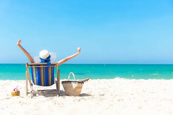 Yaz tatili. Güzel genç Asyalı kadın rahatlatıcı ve plaj sandalyesini tatil yaz, mavi gökyüzü arka plan kokteyl Hindistan cevizi suyu ile mutlu. Seyahat ve yaşam tarzı kavramı