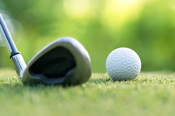 高尔夫俱乐部沿着球道向绿色方向击球 以复制空间 绿色自然背景 生活方式的概念 选择焦点 — 图库照片