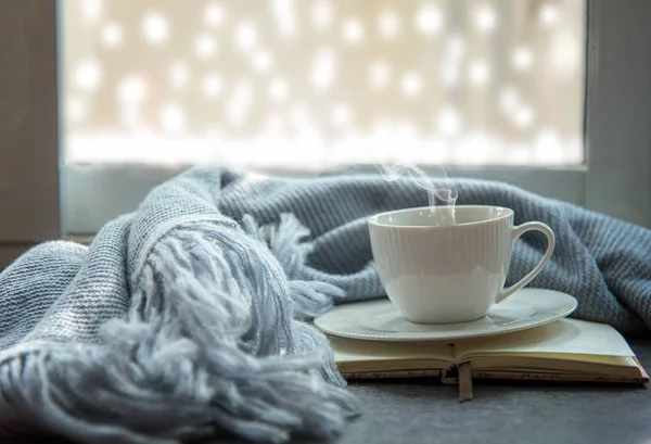 Gemütlicher Winter Weiße Tasse Heißen Kaffee Und Aufgeschlagenes Buch Mit — Stockfoto