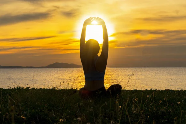 Méditation Yoga Mode Vie Femme Silhouette Sur Mer Coucher Soleil — Photo