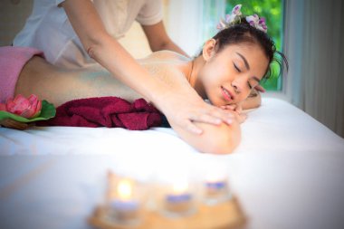 Masör masaj spa ile tedavi Şeker fırçalayın Thai spa yaşam tarzı Asyalı kadın vücudunda yapıyor o yüzden rahatla ve lüks. Sağlıklı Concep