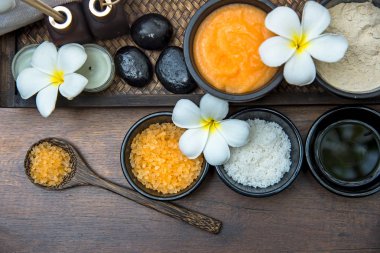 Aroma terapisi, şeker ve tuz masajı için spa Thai seti, yatakta çiçek, rahatlama ve sağlıklı bakım. Sağlıklı Konsept