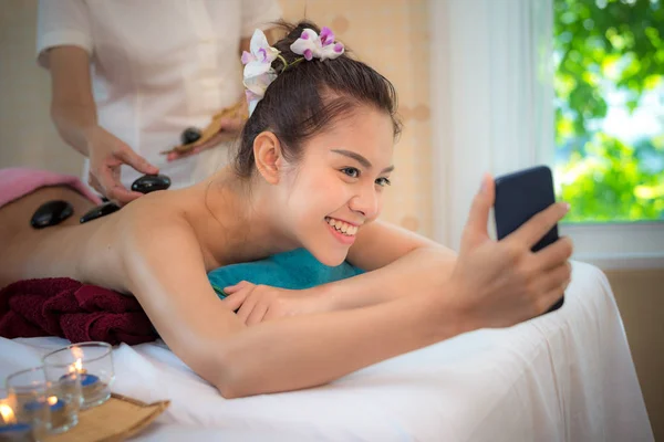 Asian Beauty Woman Lying Massage Bed Traditional Hot Stones Spine — Stock Photo, Image