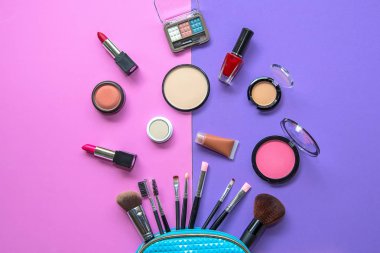 Kozmetik ile yapmak sanatçı nesneleri: ruj, göz gölgeler, rimel, göz kalemi, kapatıcı, tırnak cilası. mor ve pembe renkli arka planı. Yaşam tarzı Concep