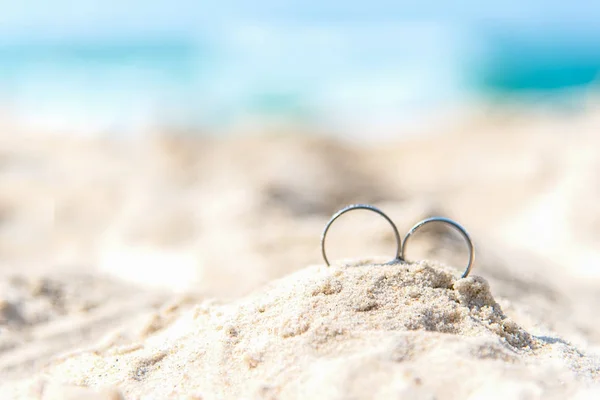 Anéis Casamento Para Casal Amante Praia Areia Anéis Noivado Férias — Fotografia de Stock