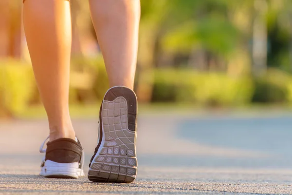 Бегущие Ноги Бегущие Дороге Открытом Спортивном Парке Крупным Планом Обуви — стоковое фото