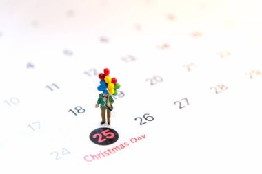 Balon tutan minyatür insanlar calenda, Merry Christmas stand. Tatil kavramı