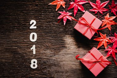 Noel ve mutlu yeni yıl 2018 hediye kutuları ve akçaağaç eski ahşap zemin üzerinde. Üstten Görünüm kopya alanı, vintage sesi ile. Tatil kavramı