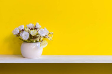 Sarı duvar raf beyaz Wood, kopya alanı metin çiçekli. Natürmort kavramı