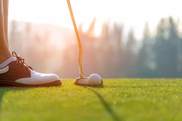 Golfspiller Asiatisk Kvinde Sætte Golf Bold Den Grønne Golf Solnedgang - Stock-foto