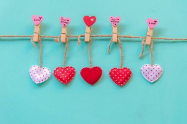 Sevgililer günü. Yastık dikilmektedir kalpleri satır sınırında rustik mavi pastel duvar, kırmızı, pembe ve beyaz clothespins dönüştürün. Mutlu Sevgililer günü kartı kopya alanı, sahte. Sevgililer kavramı
