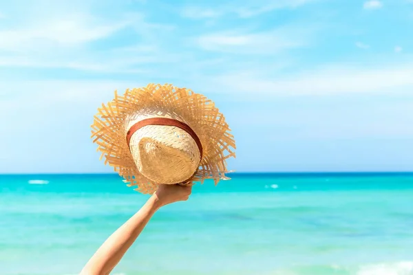 Viaje Verano Feliz Relax Mujer Mano Sosteniendo Gran Sombrero Playa — Foto de Stock