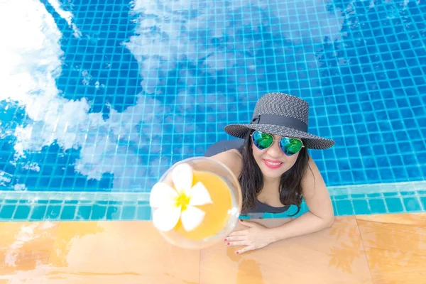 Estilo Vida Mulher Maiô Relaxante Feliz Com Coquetel Chaise Longue — Fotografia de Stock