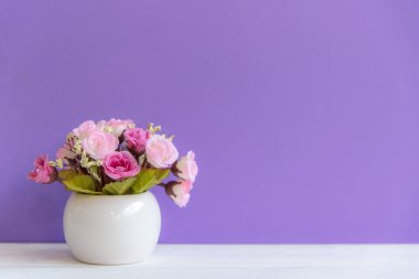 Mor duvar raf beyaz Wood, metin için kopya yer çiçeklerle. Natürmort kavramı