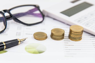 Kağıt üzerinde sikke yığını için yatırım finansal grafik hesaplama ile analiz. Yatırım ve kavram kaydetme