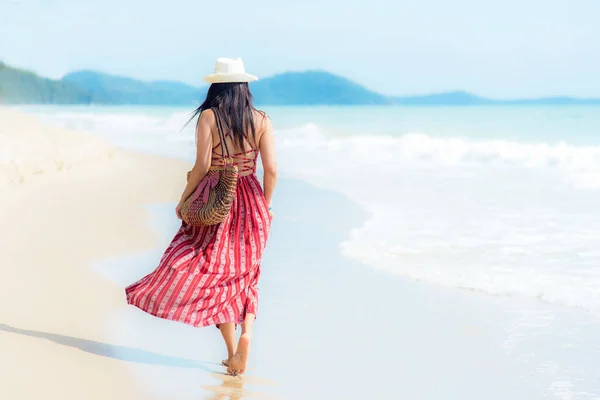Día Verano Mujer Sonriente Vistiendo Verano Moda Caminando Playa Arena —  Fotos de Stock