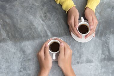 Üstten Görünüm kopya alanı ile. Çift elele kahve sevgi ile masaya aşık. Valentine ve yaşam tarzı kavramı