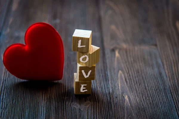 Μήνυμα Αγάπης Γραμμένο Ξύλινα Μπλοκ Κόκκινη Καρδιά Παλιό Ξύλο Παρασκήνιο — Φωτογραφία Αρχείου