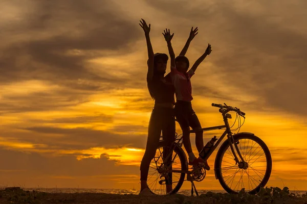 실루엣 자전거 스러운 엄마와 해변에서 자전거 라이프 스타일 — 스톡 사진