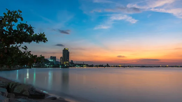 Crepúsculo Pôr Sol Parque Público Perto Praia Refletir Água Cidade — Fotografia de Stock