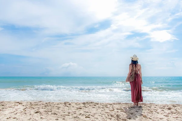 Летний День Улыбающаяся Женщина Модном Лете Стоит Видит Песчаный Пляж — стоковое фото