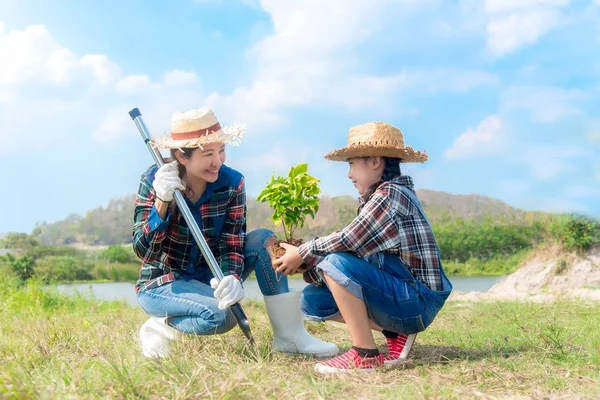Mamá Asiática Niña Planta Árbol Retoño Naturaleza Primavera Para Reducir — Foto de Stock