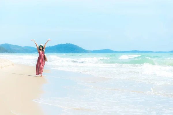 Felices Fiestas Verano Mujer Asiática Sonriente Vistiendo Verano Moda Caminando —  Fotos de Stock