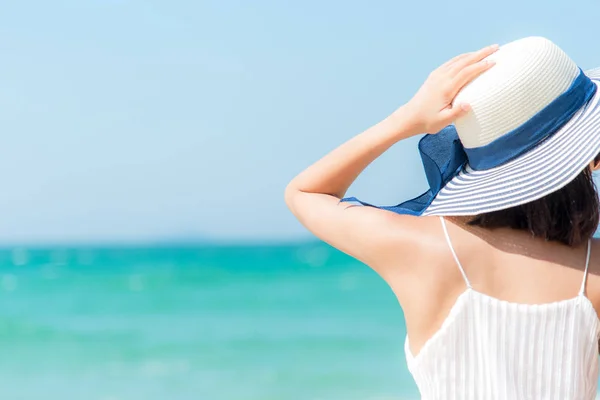 Viaje Verano Feliz Relax Mujer Mano Sosteniendo Gran Sombrero Playa —  Fotos de Stock