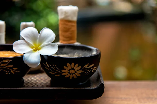 Spa Tailandés Para Aromaterapia Masaje Con Azúcar Sal Con Flores —  Fotos de Stock