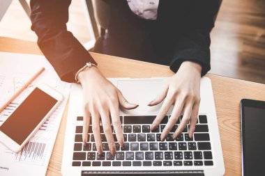 Sakin ol rahatlatıcı çalışma alanı için yazıhane iş ve laptop smartphone tasarımı. İş kadınları çalışma ve iş yıldız. İş kavramı