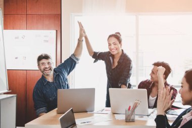 İş başarı için birlikte çalışan ekip çalışması. Çak bir beşlik meslektaşlarının onlara yakın proje rapor ve yatırım analizi sonra mali bakmak süre veren iki neşeli ortak. İş kavramı.