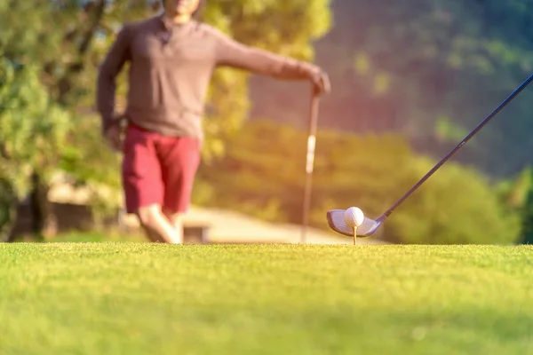 Golfe Bola Tee Verde Jogador Golfe Casal Colocando Bola Golfe — Fotografia de Stock