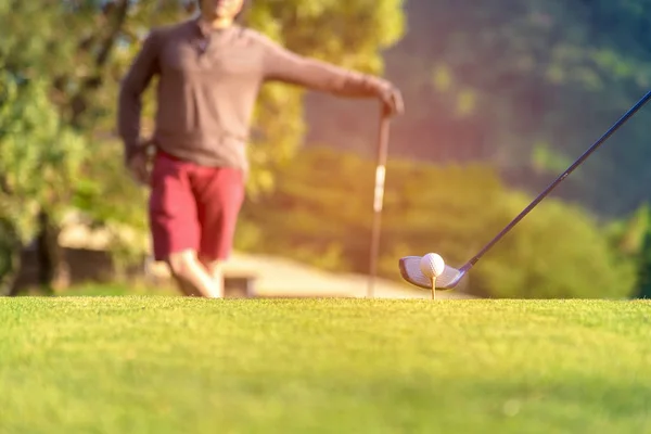 Golf Ball Tee Sul Green Paio Giocatori Golf Che Mettono — Foto Stock