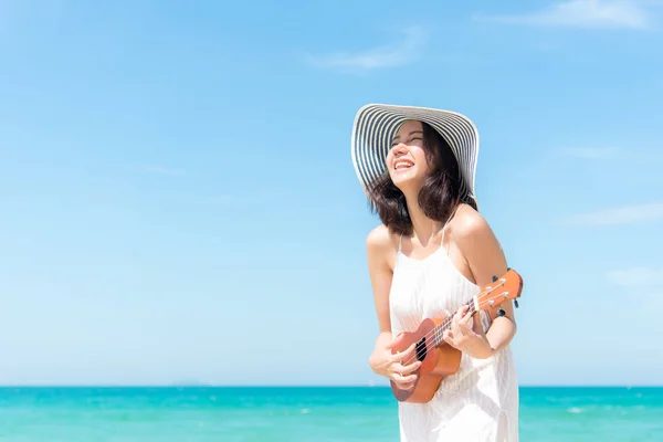 Nyári Vakáció Illatos Ázsiai Nők Pihentető Egy Ukulele Játszik Strandon — Stock Fotó