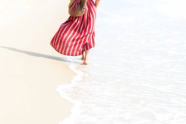 Yaz tatillerini. Kadın giyiyor moda yaz kum okyanus plaj yürüyüş gülümseyerek. Mutlu kadın zevk ve tatil dinlenmek. Yaşam tarzı ve seyahat kavramı