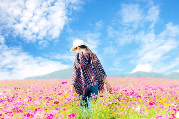 Utazó Ázsiai Nők Séta Virág Mező Kézzel Érint Kozmosz Virág — Stock Fotó