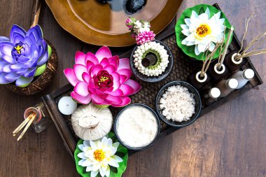 Thai Spa tedavisi ve lotus çiçek Tayland ile masaj. Sağlıklı kavramı
