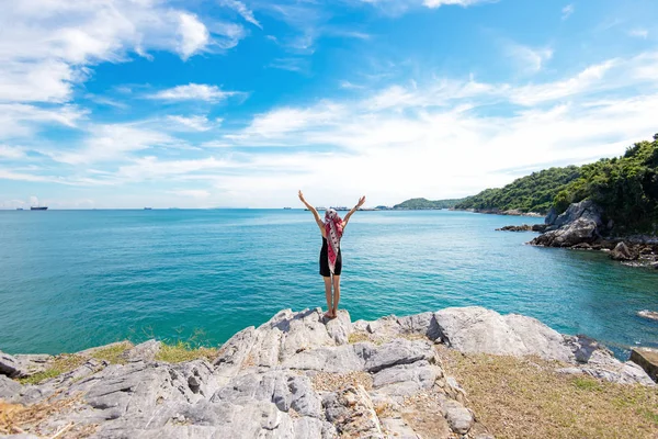Lifestylefrau Die Entspannt Auf Einem Felsen Über Dem Ozean Steht — Stockfoto