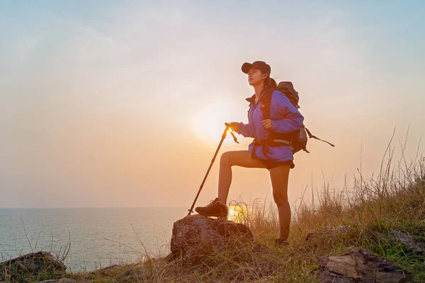 Başarılı Uzun Yürüyüşe Çıkan Kimse Kadın Ile Hiking Dağın Tepesinde — Stok fotoğraf
