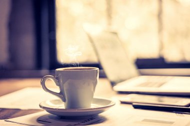 Tatlı beyaz fincan kahve arası çalışma alanı içinde. Vintage sesi