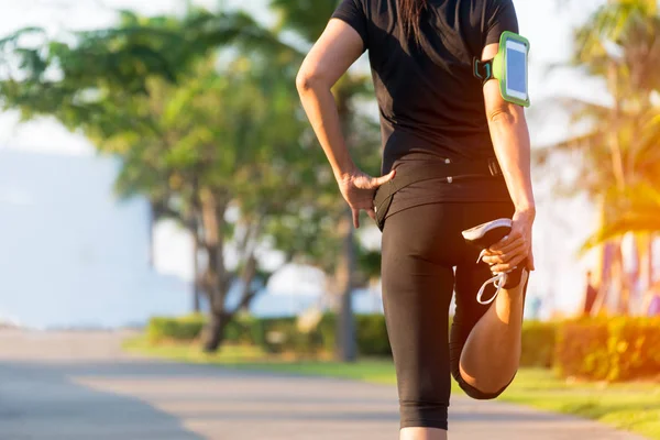 Gesundes Leben Asiatische Fitness Läuferin Streckt Die Beine Vor Dem — Stockfoto