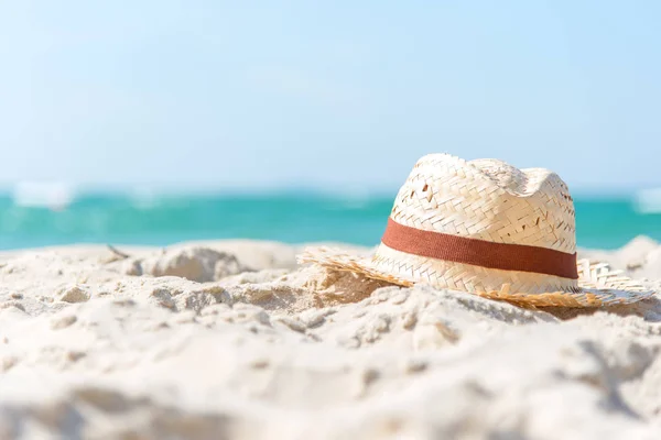 Vacaciones Verano Sombrero Viajero Playa Arena Con Fondo Azul Cielo —  Fotos de Stock