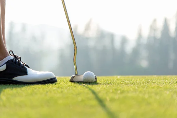 Golf Spelare Kvinnor Putting Greenen Slå Bollen Ett Hål Holiday — Stockfoto