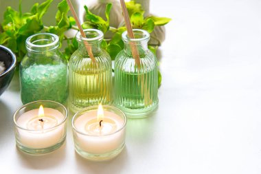 Tay Spa uygulamaları aroma terapi tuz ve doğa yeşil şeker fırçalayın ve kaya ahşap beyaz mum ile Yeşil orkide çiçek ile masaj. Tayland. Sağlıklı kavramı. kopya alanı